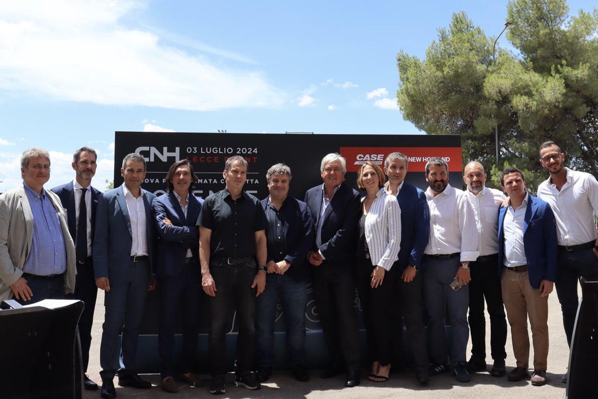 Il management CNH durante l'evento di presentazione del nuovo caricatore compatto elettrico CNH e della linea di produzione presso lo stabilimento CNH di Lecce